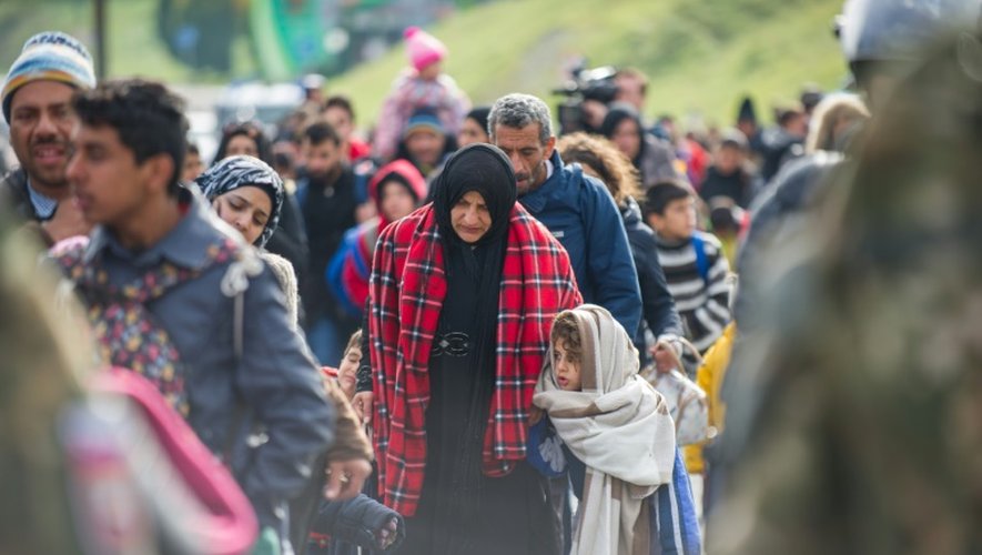 Des migrants et réfugiés marchent vers la frontière entre la Slovénie et l'Autriche, le 25 octobre 2015 à Sentilj, en Slovénie