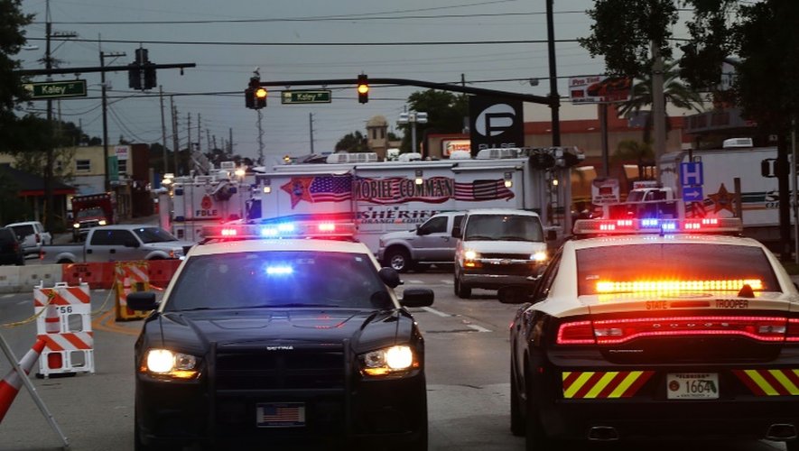 Des voitures de police autour du Pulse, une discothèque gay d'Orlando, où a eu lieu une attaque terroriste, le 18 juin 2016