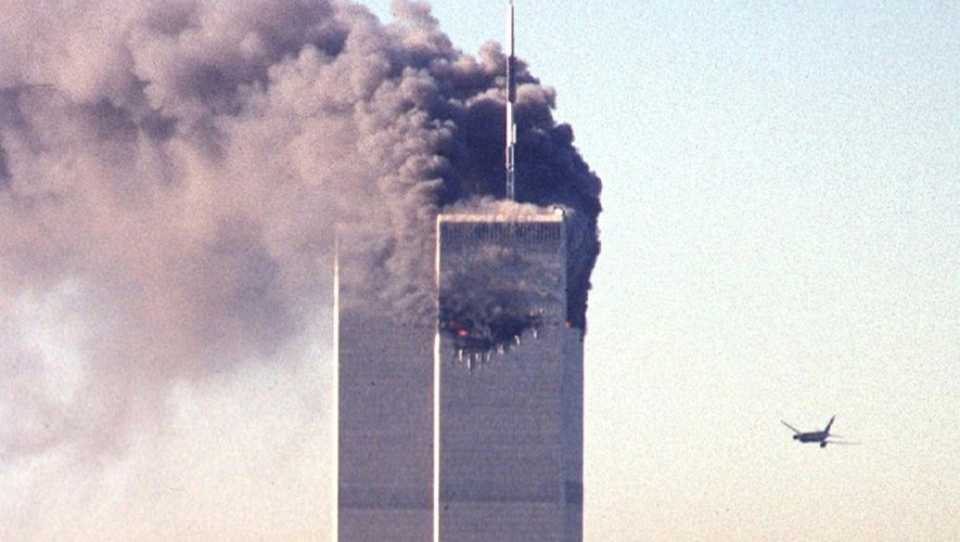 Un avion s'approche du World Trade Center, le 11 septembre 2001 à New York