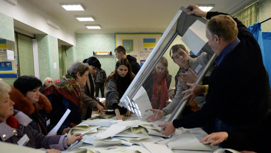 Les membres d'un bureau électoral de Kiev s'apprêtent à compter les bulletins de vote, le 26 octobre 2014, à l'issue des élections législatives