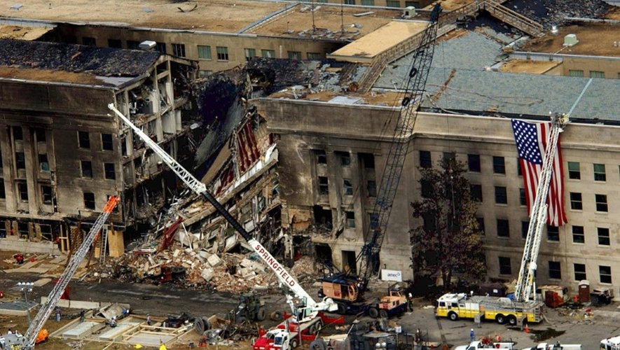 Des équipes de pompiers, des agents du FBI et des secouristes travaillant au Pentagone éventré par un avion le 14 septembre 2001