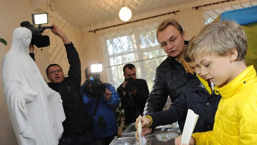 Andriï Sadovy, maire du bastion nationaliste de Lviv dans l'Ouest de l'Ukraine et leader du parti Samopomitch, vote le 26 octobre 2014