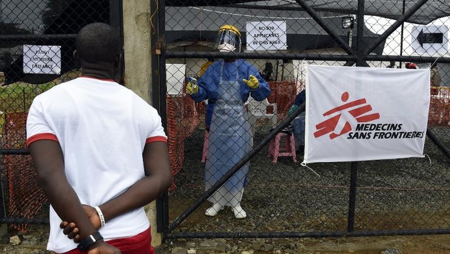 Un homme devant un centre de soin contre le virus Ebola de Medecins Sans Frontière à Monrovia le 26 septembre 2014