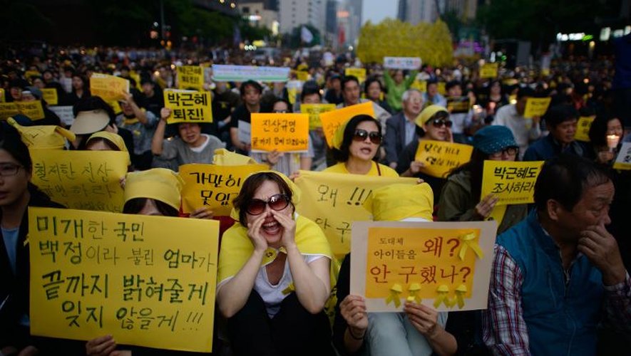 Manifestation le 24 mai 2014 à Séoul pour dénoncer la gestion par le gouvernement de la catastrophe du ferry Sewol qui a fait plus de 300 morts, en majorité des lycéens en voyage scolaire, au mois d'avril