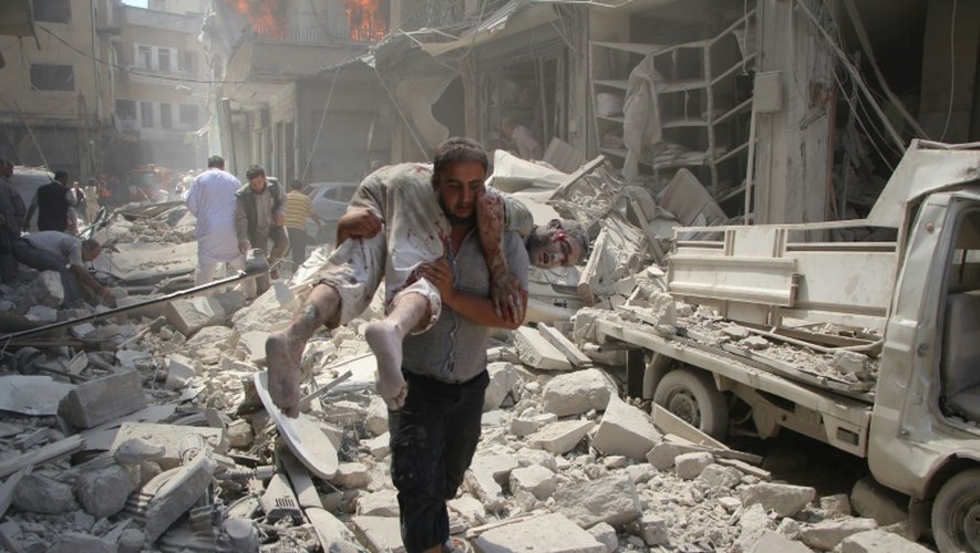 Des habitants de la ville syrienne rebelle d'Idleb recherchent des victimes dans les décombres des immeubles après des raids aériens du régime, le 10 septembre 2016