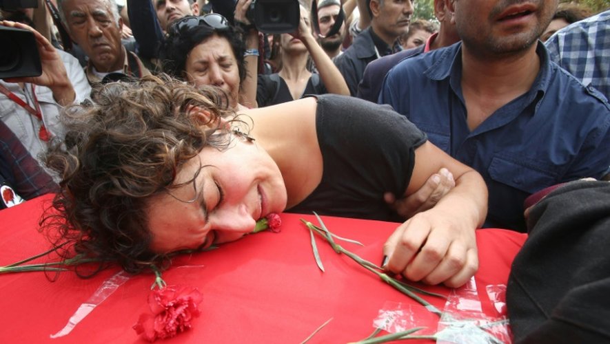 Enterrement de Korkmaz Tedik, membre du parti travailliste turc (EMEP) tué dans les attentats d'Ankara la veille, le 11 octobre 2015 à Ankara