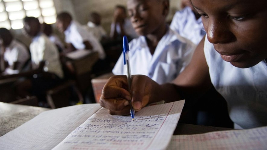 Une élève dans une salle de classe le 7 septembre 2016 à Kinshasa