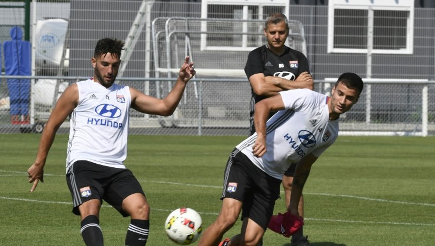 Le défenseur Emanuel Mammana (d) à la lutte avec le milieu Jordan Ferri lors d'une séance d'entraînement de Lyon, le 4 août 2016