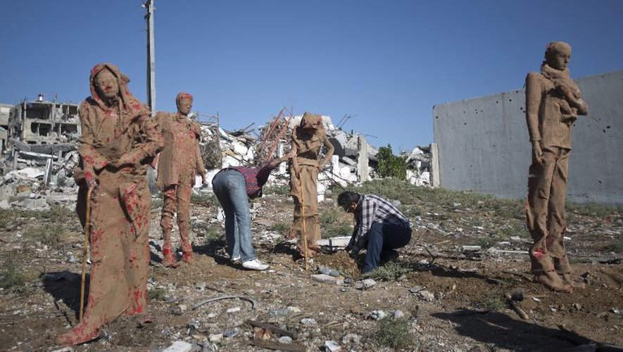 Des sculptures en argile réalisées par l'artiste palestinien Iyad Sabbah (d) le 21 octobre 2014, dans les ruines laissées par les bombardements israéliens à Gaza