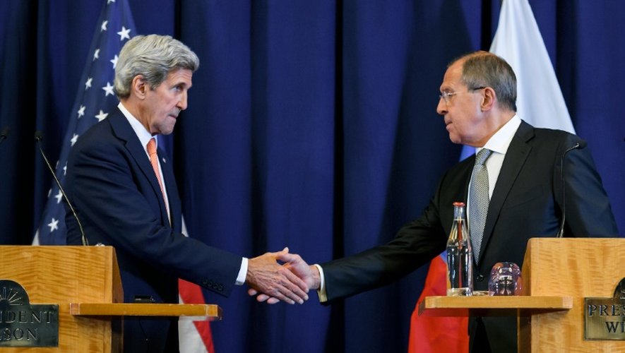 Le secrétaire d'Etat américain John Kerry (g) et le ministre russe des Affaires étrangères Sergueï Lavrov, se serrent la main à l'issue d'une conférence de presse sur le conflit syrien, le 9 septembre 2016 à Genève
