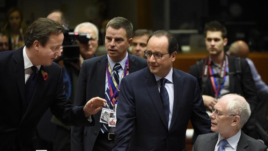 Le Premier ministre David Cameron (g) s'entretient avec le président français François Hollande (2e à d) et le président du Conseil européen Herman Van Rompuy durant le sommet européen de Bruxelles, le 24 octobre 2014