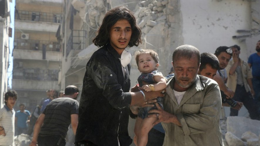 Une fillette secourue des décombres par un secouriste et un volontaire après une frappe aérienne sur un quartier de la ville syrienne d'Alep, le 10 septembre 2016
