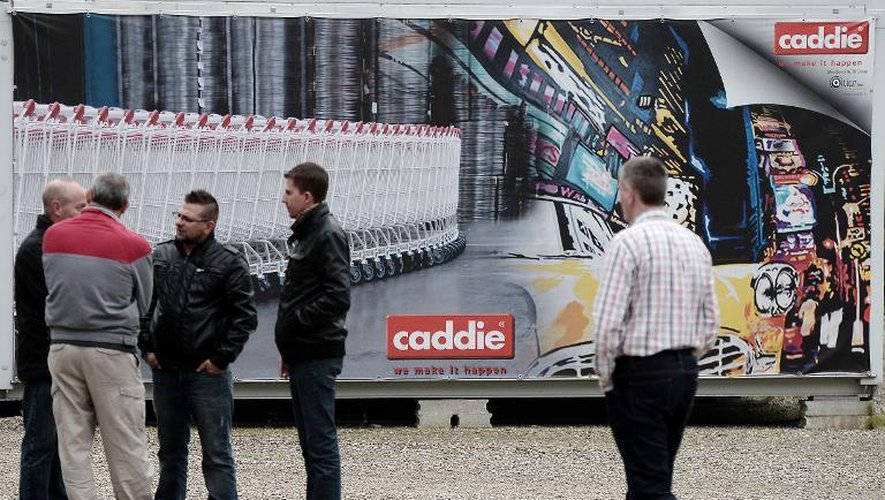 Des employés de la société Caddie, le 27 octobre 2014 à Drusenheim, dans l'est de la France, peu après l'annonce de la reprise de la société par l'ancien directeur général
