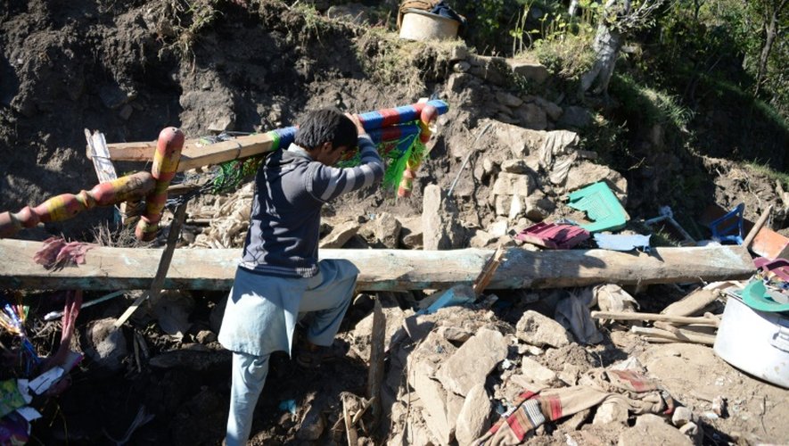 Un survivant du tremblement de terre récupère des affaires dans les ruines de sa maison, dans le district de Shangla dans le nord du Pakistan, le 28 octobre 2015