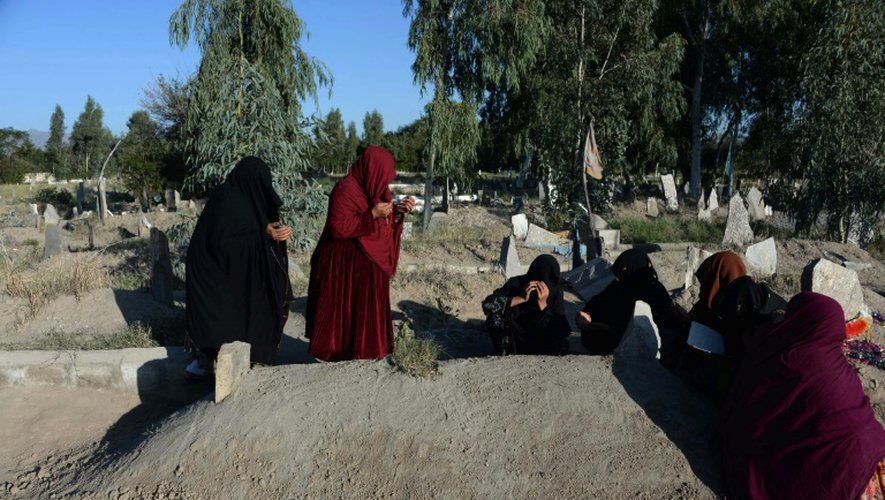 Des femmes afghanes pleurent leurs proches morts dans le séisme, dans un cimetière du district de Behsud dans la province de Nangarhar, dans l'est de l'Afghanistan, le 28 octobre 2015
