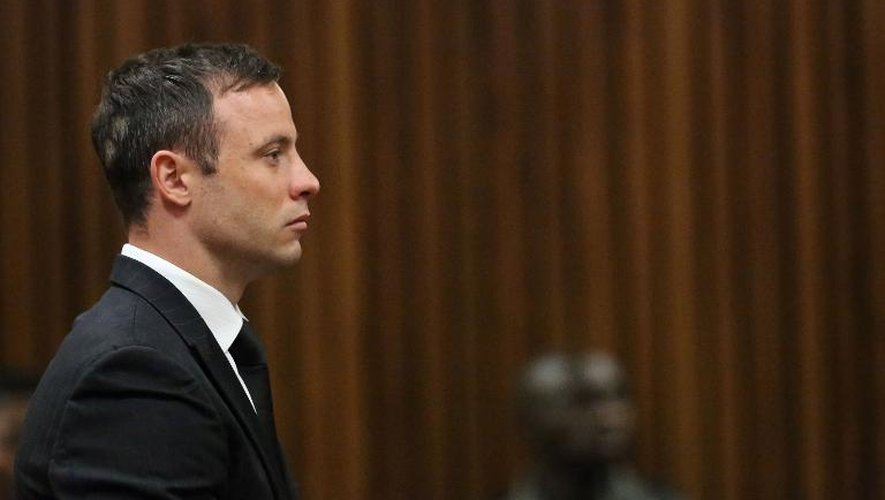 L'athlète sud-africain Oscar Pistorius lors de son procès pour le meurtre de sa petite-amie Reeva Steenkamp, le 21 octobre 2014 à Pretoria