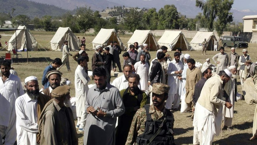 Des survivants du tremblement de terre attendent de recevoir des tentes et de la nourriture au centre de distribution de l'armée à Lower Dir, dans le nord du Pakistan, le 28 octobre 2015