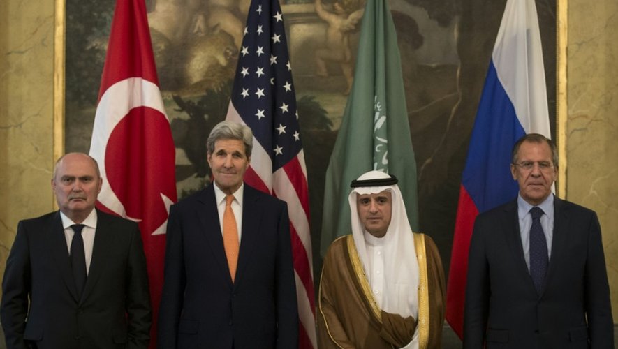 (g-d): les chefs de la diplomatie turque Feridun Sinirlioglu, américaine John Kerry, saoudienne Adel al-Jubeir et russe Sergueï Lavro, le 23 octobre 2015 à Vienne, lors d'une réunion sur le conflit syrien