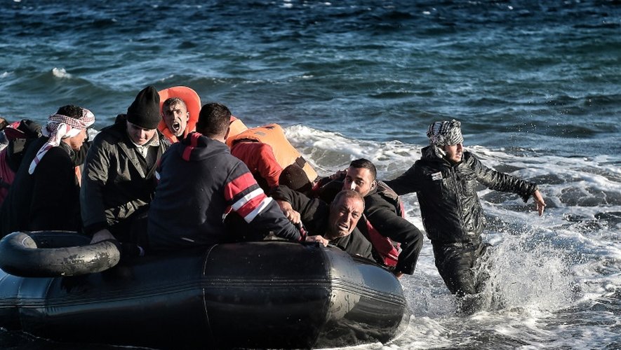 Des migrants arrivent sur l'île grecque de Lesbos le 28 octobre 2015. 4 bateaux ont chaviré, faisant plusieurs morts dans la journée