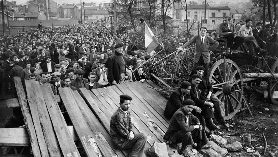 Vue générale du meeting tenu devant le puits de Couriat, en présence des mineurs en grève, le 27 octobre 1948