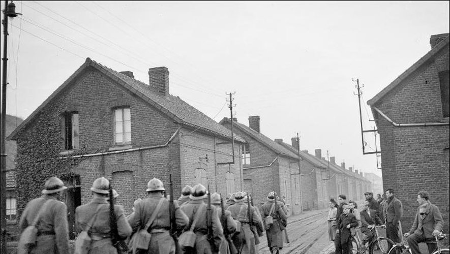 Photo prise le 26 octobre 1948 à Anzin, de la troupe traversant les corons pour aller investir le dernier puits occupé par les mineurs grévistes