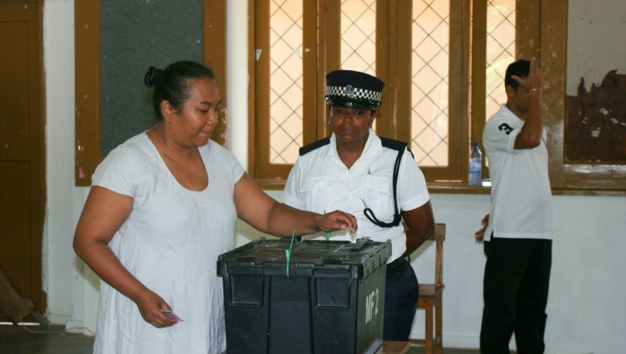Une femme vote lors des législatives, le 10 septembre 2016 à Victoria, aux Seychelles