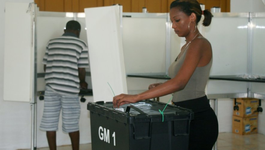 Une femme vote lors des législatives, le 10 septembre 2016 à Victoria, aux Seychelles