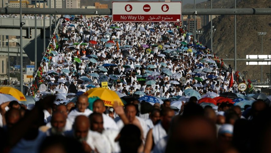 Des pèlerins musulmans arrivent à Mina pour se consacrer au rituel de la lapidation de Satan, près de La Mecque, le 12 septembre 2016