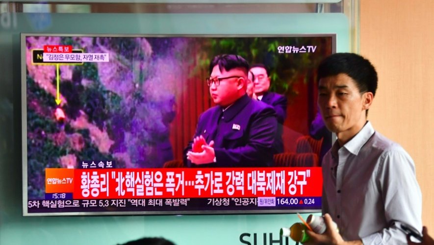 Des Sud-Coréens regardent à la télévision des images du leader nord-coréen Kim Jong-Un après le tir d'un 5e essai nucléaire de Pyongyang, le 9 septembre 2016 à Séoul