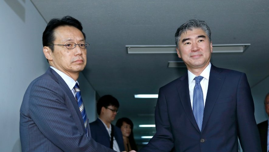 Sung Kim, représentant spécial pour la Corée du Nord au sein du Département d'Etat américain (g) et le diplomate japonais chargé des questions nord-coréennes, Kenji Kanasugi, le 11 septembre 2016 à Tokyo