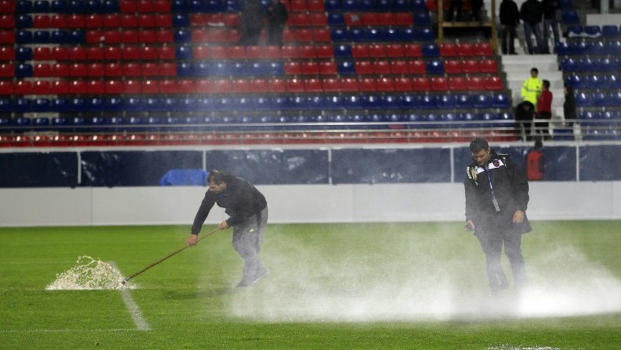 Nettoyage de la pelouse du stade Ange-Casanova à Ajaccio après l'arrêt du 16e de finale de Coupe de la Ligue entre le Gazélec et Guingamp à cause des intempéries, le 28 octobre 2015