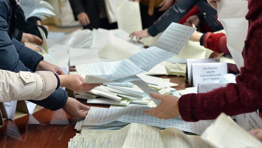 Dépouillement des bulletins de vote le 26 octobre 2014 à Kramatorsk dans l'est de l'Ukraine