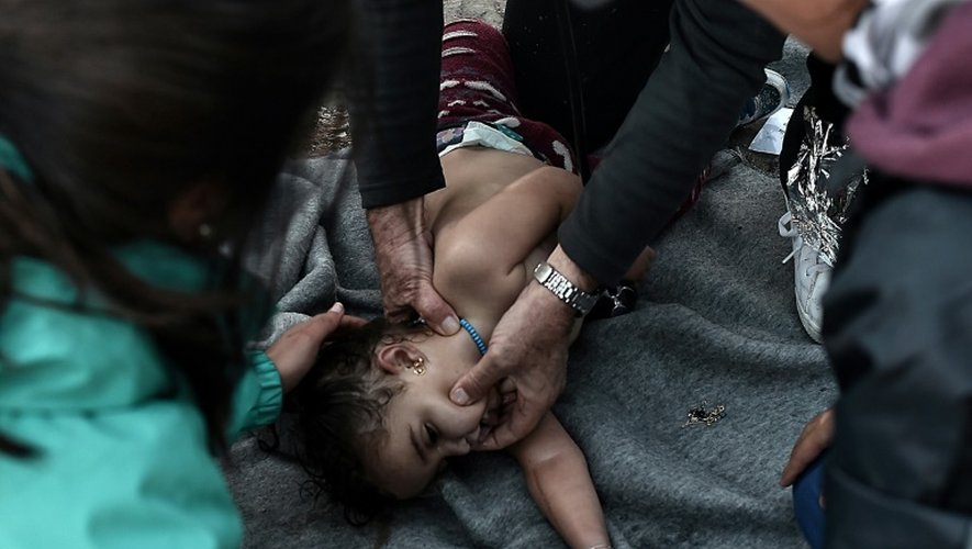 Des médecins tentent de réanimer un petit enfant après le naufrage d'un bateau de migrants le 28 octobre 2015 au large de l'île de Lesbos