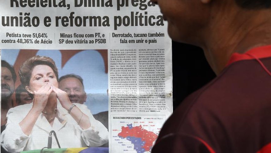 La une des quotidiens brésiliens à Rio de Janeiro au Brésil, le 27 octobre 2014, saluant la victoire de Dilma Rousseff