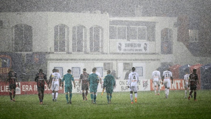 Les joueurs quittent le terrain après l'interruption à la 54e minute (2-2) du match de 16e de finale de la Coupe de Ligue opposant le Gazélec Ajaccio et Guingamp, le 28 octobre 2015