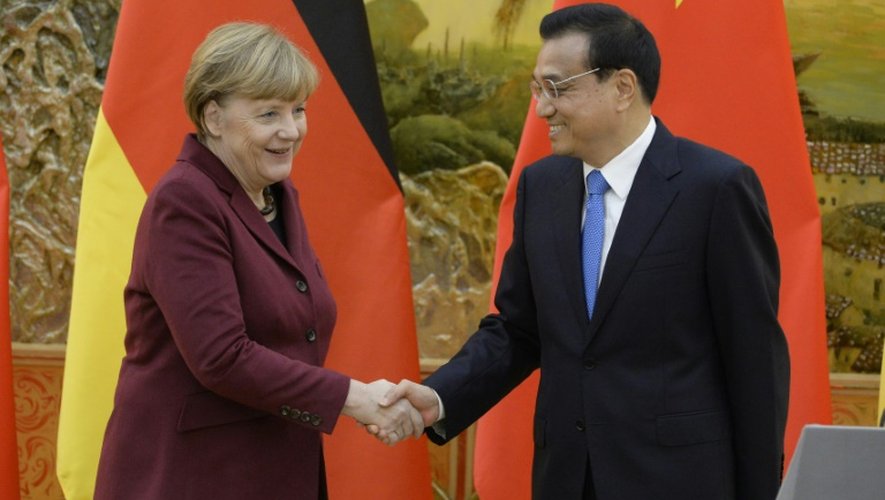 La chancelière allemande Angela Merkel et le Premier ministre chinois Li Keqiang après une conférence de presse à Pékin le 29 octobre 2015