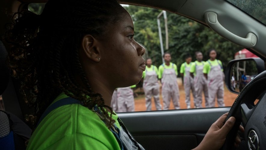Faith Lawson apprend à conduire dans le cadre d'un programme de formation lancé par une ONG ghanéenne, le 29 août 2016 à Accra