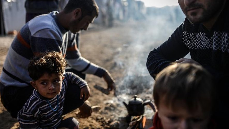 Des familles kurdes réfugiées le 26 octobre 2014 à Suruc