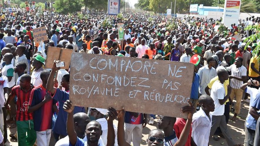 Des manifestants, soutenant le parti d'opposition au Burkina Faso, protestent contre le projet de révision constitutionnelle permettant le maintient au pouvoir de Compaoré, à Ouagadougou le 28 octobre 2014