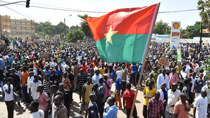 Des manifestants soutenant le parti d'opposition au Burkina Faso, protestent contre le projet de révision constitutionnelle, à Ouagadougou le 28 octobre 2014