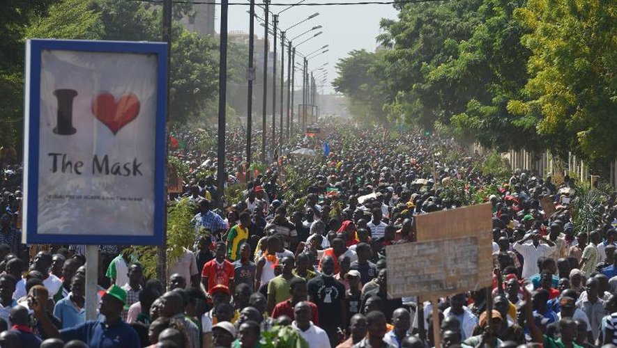 Des manifestants soutenant le parti d'opposition au Burkina Faso, protestent contre le projet de révision constitutionnelle permettant le maintient au pouvoir de Compaoré, à Ouagadougou le 28 octobre 2014