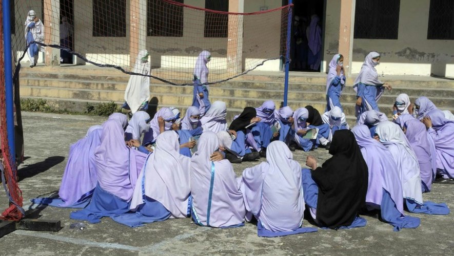 Des écolières survivantes du séisme font classe dans la cour de leur école à Lower Dir, dans l'extrême nord du Pakistan le 29 octobre 2015