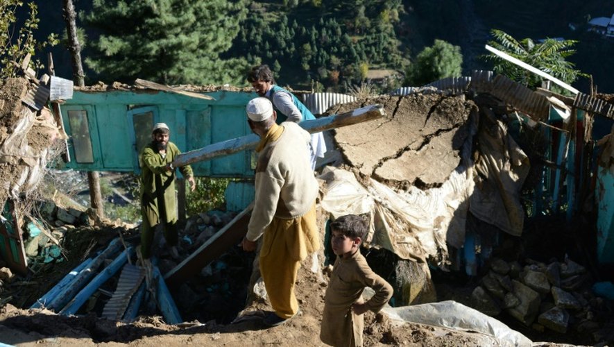 Des survivants du séisme récupèrent des affaires dans les ruines de leurs maison, à Shangla, dans l'extrême-nord du Pakistan le 29 octobre 2015