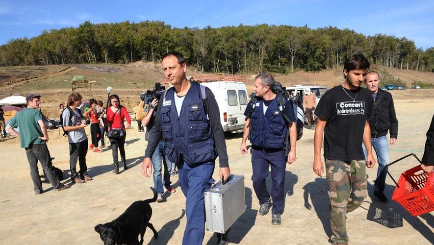 Arrivée d'enquêteurs et d'experts de la gendarmerie le 27 octobre 2014 sur le site de Sivens dans le Tarn