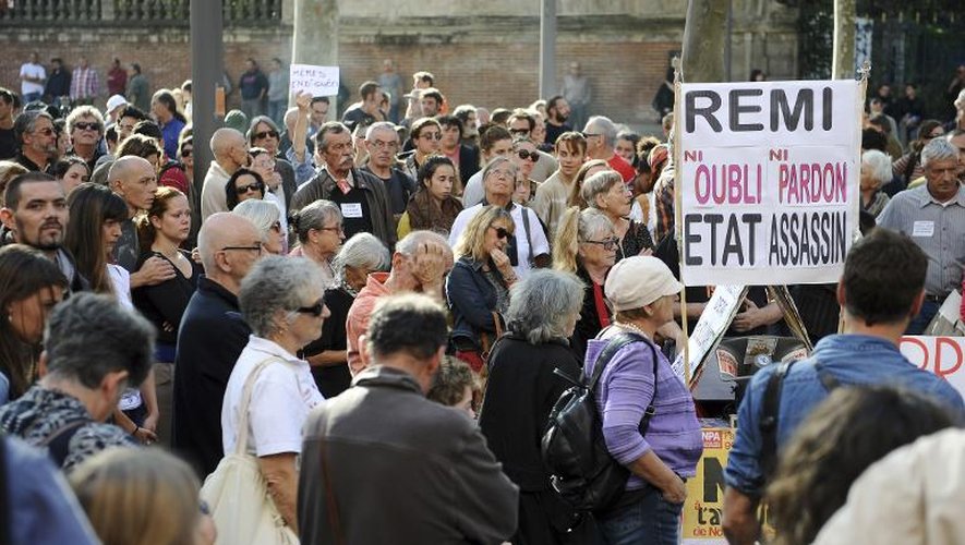 Des manifestants rendent hommage à Rémi Fraisse, mort sur le site du barrage contesté de Sivens, devant la préfecture d'Albi le 27 octobre 2014