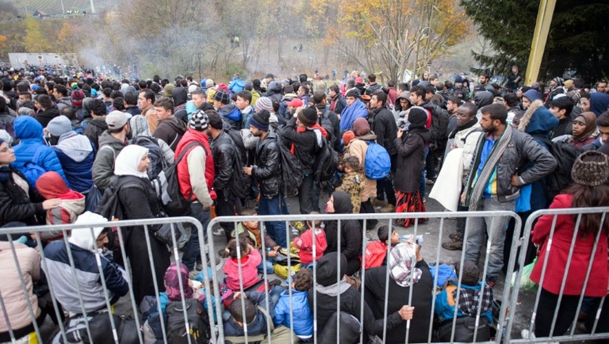 Des migrants attendent de monter dans un car pour poursuivre leur périble vers l'Autriche le 28 octobre 2015 à Sentilj au nord est de la Slovénie