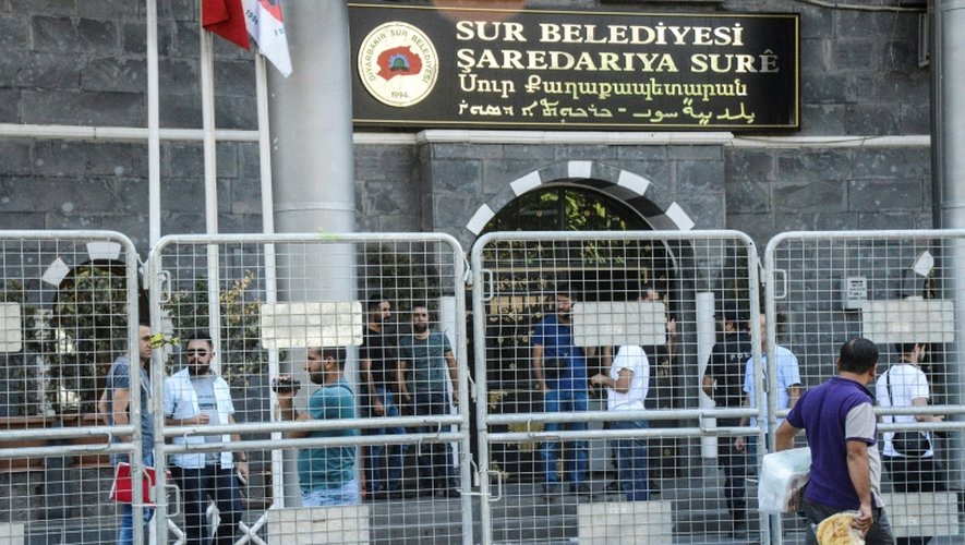 Une opération de la police turque dans un bâtiment de la municipalité le 11 septembre 2016 à Diyarbakir