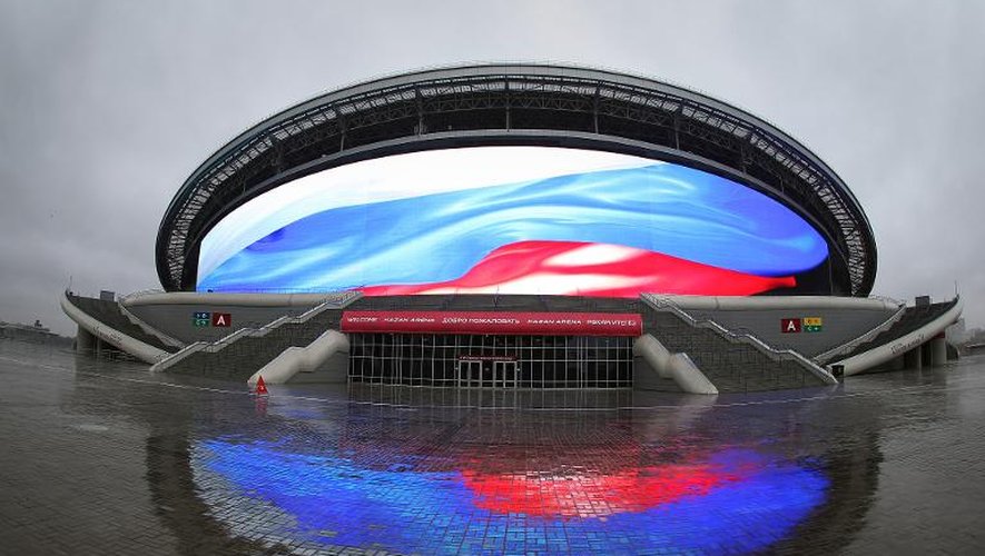 Les couleurs du drapeau national russe projeté sur un écran géant du stade de football Kazan Arena, qui accueillera des matches de la Coupe du Monde 2018, le 17 octobre 2014 lors d'une tournée d'inspection de la Fifa