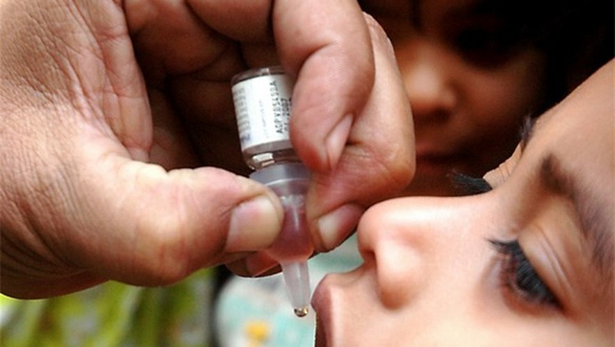 Au Pakistan, un enfant reçoit le vaccin contre la polio sous forme orale. ©Zofeen Ebrahim/IRIN