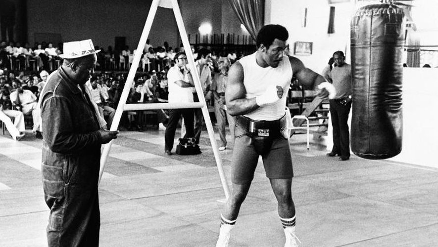 Le poids lourd américain George Foreman à l'entraînement, le 25 octobre 1974 à Kinshasa, avant le "combat du siècle" l'opposant à Mohamed  Ali
